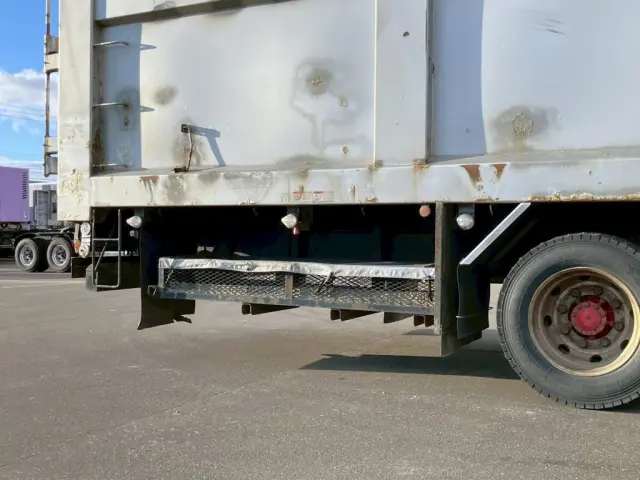 運転席側後方にりん木入れが付いています。|三菱 スーパーグレート 2PG-FS70HZの写真18