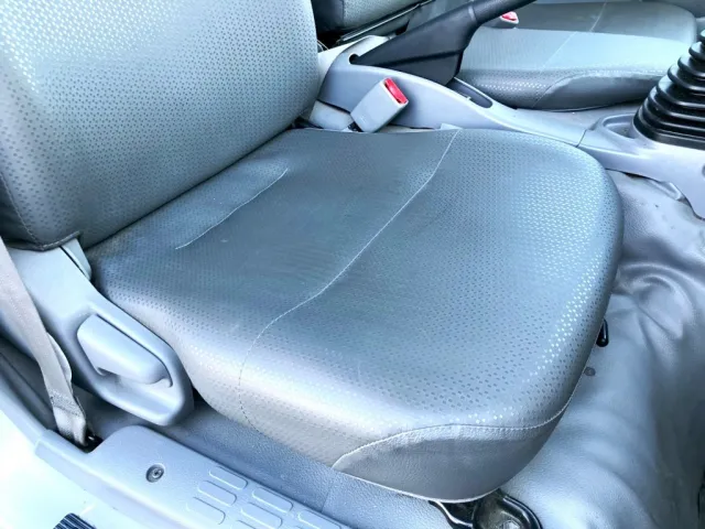 運転席座面にヘタリあります。|日野 デュトロ TKG-XZU675M(4WD)の写真7