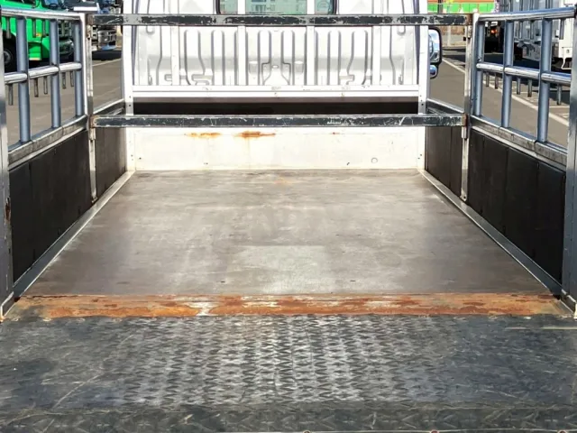 床は板張りです。|日野 デュトロ TKG-XZU675M(4WD)の写真10