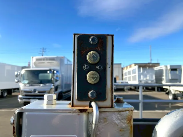 ゲートの昇降スイッチです。|日野 デュトロ TKG-XZU675M(4WD)の写真14