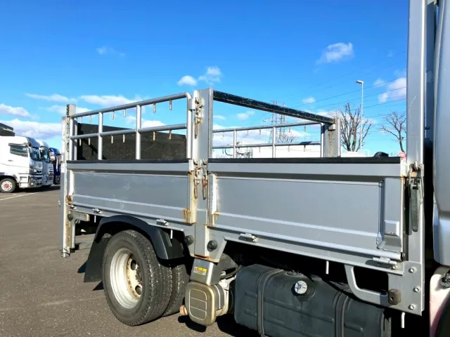 運転席側アオリ中央・後方にキズ・錆があります。|日野 デュトロ TKG-XZU675M(4WD)の写真26