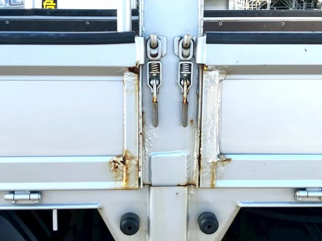 運転席側アオリ中央にキズ・錆があります。(拡大図)|日野 デュトロ TKG-XZU675M(4WD)の写真27