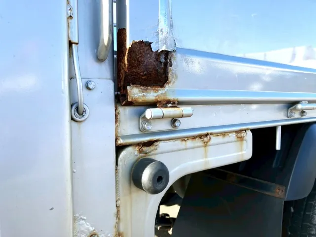 運転席側アオリ後方にキズ・錆があります。(拡大図)|日野 デュトロ TKG-XZU675M(4WD)の写真28
