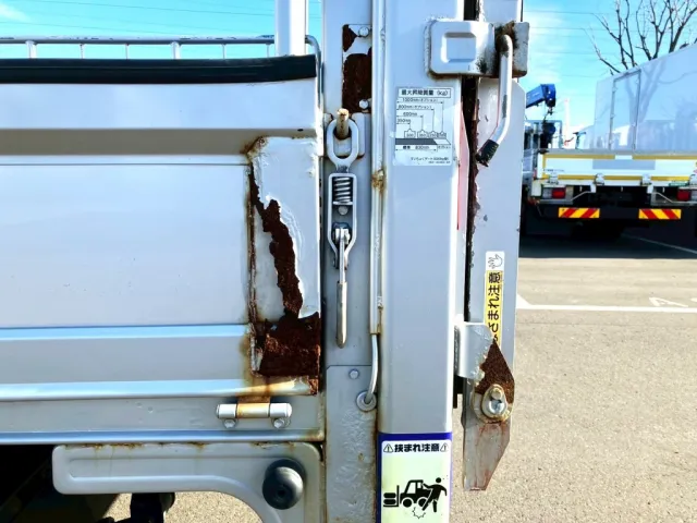 助手席側アオリ後方にキズ・錆があります。(拡大図)|日野 デュトロ TKG-XZU675M(4WD)の写真30