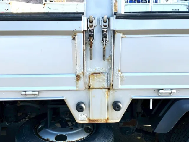 助手席側アオリ中央にキズ・錆があります。(拡大図)|日野 デュトロ TKG-XZU675M(4WD)の写真31