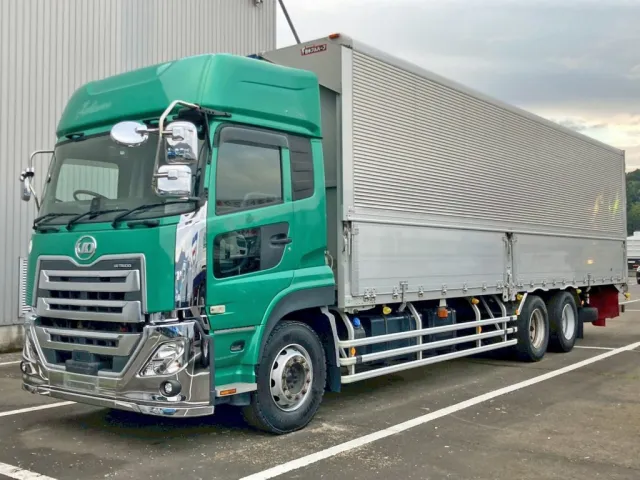 フロント周り、メッキパーツで飾っています。|UDトラックス クオン 2PG-CD5CAの写真1