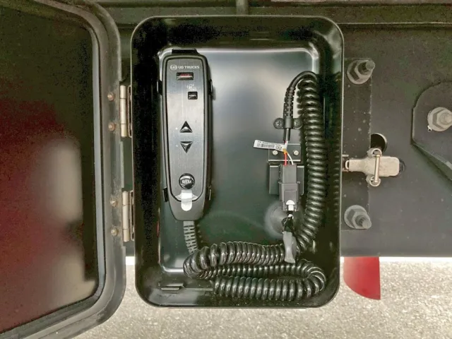 ボディー助手席側後方にエアサスのコントローラーが付いています。|UDトラックス クオン 2PG-CD5CAの写真7