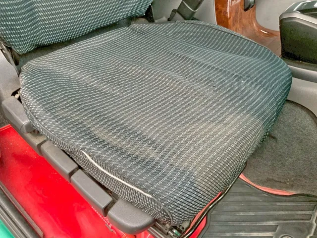 運転席座面にヘタリがあります。|UDトラックス クオン 2PG-CD5CAの写真9