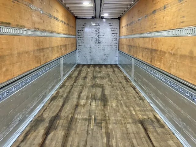 床は板張りです。|UDトラックス クオン 2PG-CD5CAの写真12