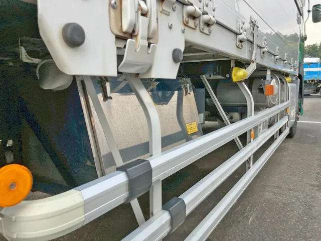 ボディー運転席側中央部にステンレス製の工具箱が付いています。|UDトラックス クオン 2PG-CD5CAの写真18