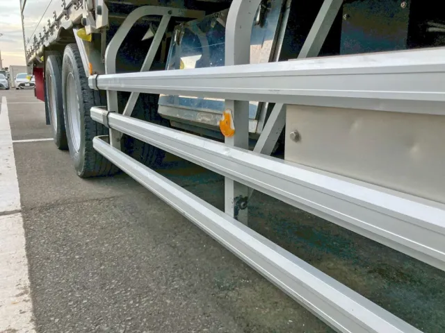 運転席側サイドバンパーに小さなヘコミがあります。|UDトラックス クオン 2PG-CD5CAの写真20