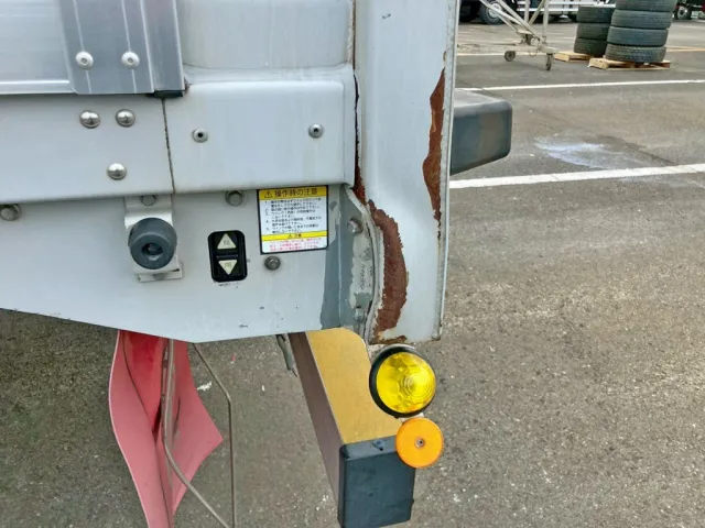 助手席側リヤ柱下部に曲がり・サビがあります。|UDトラックス クオン 2PG-CD5CAの写真21