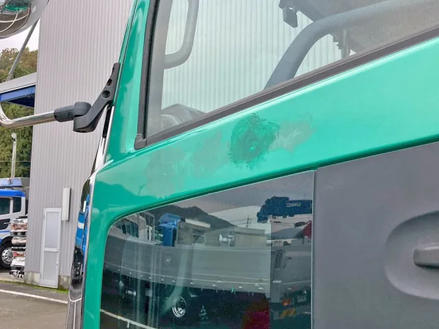 助手席ドアにシールはがし跡があります。|UDトラックス クオン 2PG-CD5CAの写真22