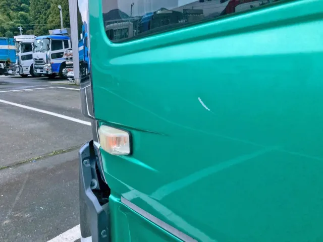 助手席ドアにキズがあります。|UDトラックス クオン 2PG-CD5CAの写真23