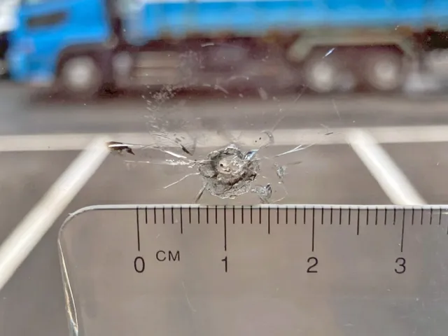 フロントガラスの中央下部に飛び石跡があります。|UDトラックス クオン 2PG-CD5CAの写真24