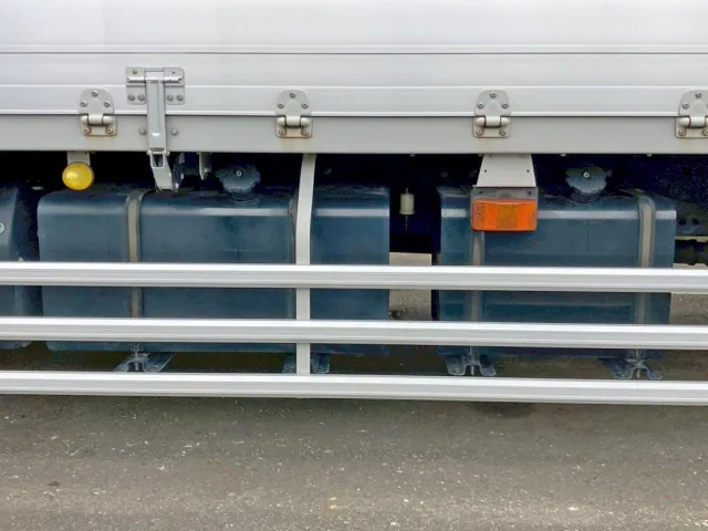 燃料タンクは300Lと200Lが付いています。|UDトラックス クオン 2PG-CD5CAの写真26