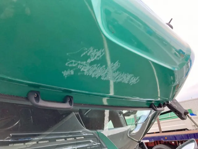 ルーフ前方にシールはがし跡があります。|UDトラックス クオン 2PG-CD5CAの写真33