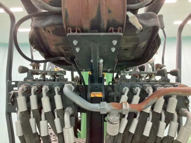 トップシート下左右にアウトリガーの張出・伸縮の操作レバーが付いています。|UDトラックス コンドル QDG-PW39Lの写真12