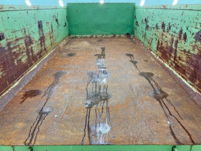 床板の所々にヘコミがあります。|UDトラックス コンドル QDG-PW39Lの写真24