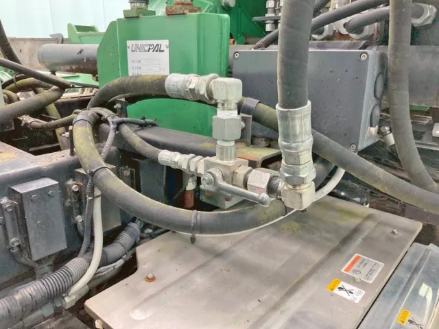 ダンプとクレーンの油圧の切り替えレバーです。|UDトラックス コンドル QDG-PW39Lの写真32