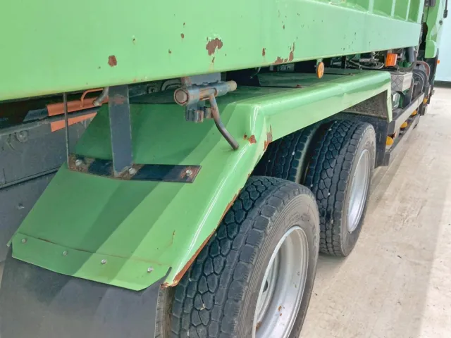 運転席側リヤフェンダー後方に曲がりがあります。|UDトラックス コンドル QDG-PW39Lの写真43