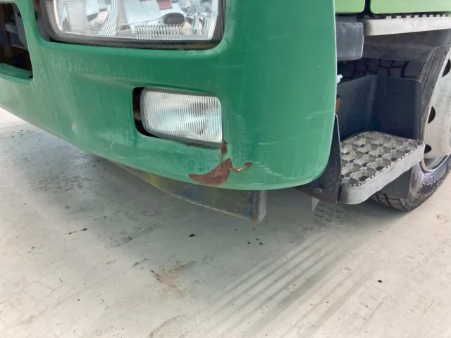 フロントバンパー助手席側にキズ・サビがあります。|UDトラックス コンドル QDG-PW39Lの写真44