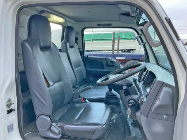 乗車定員は3名です。|いすゞ エルフ TPG-NKR85N(2WD)の写真7