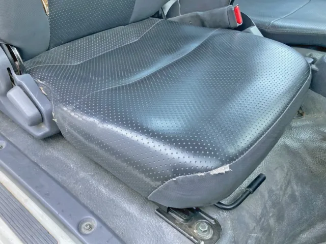 運転席座面にヘタリ・破れがあります。|いすゞ エルフ TPG-NKR85N(2WD)の写真8