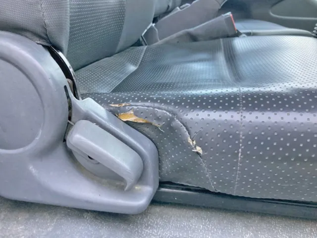 運転席座面に破れがあります。|いすゞ エルフ TPG-NKR85N(2WD)の写真9