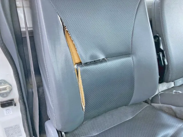 運転席背もたれに破れがあります。|いすゞ エルフ TPG-NKR85N(2WD)の写真10
