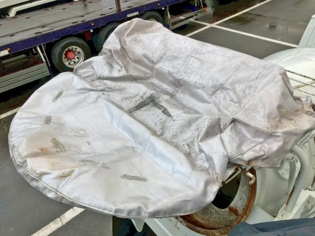 ホッパーカバーの開閉は手動式です。|いすゞ エルフ TPG-NKR85N(2WD)の写真11