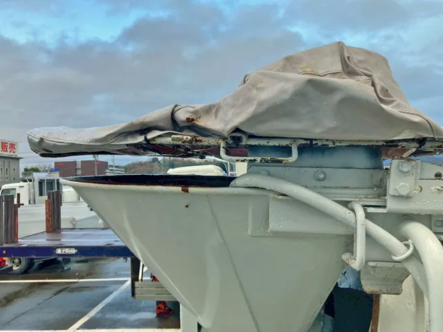 ホッパーカバーを閉じた際にスキマがあります。|いすゞ エルフ TPG-NKR85N(2WD)の写真12