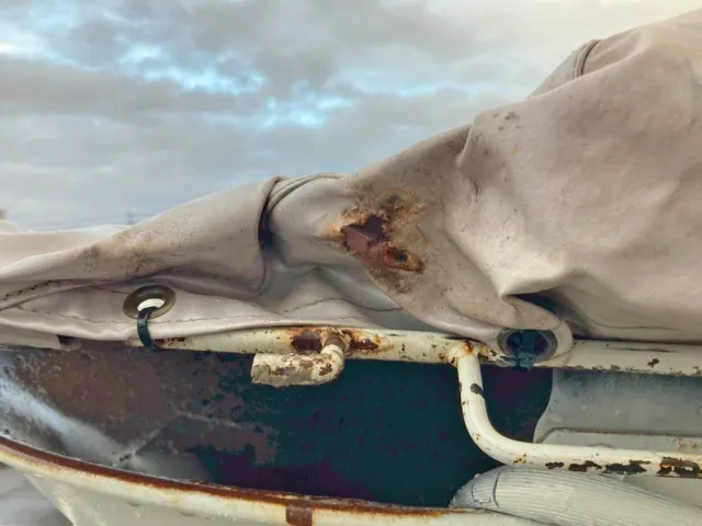 ホッパーカバーの運転席側に破れがあります。|いすゞ エルフ TPG-NKR85N(2WD)の写真13