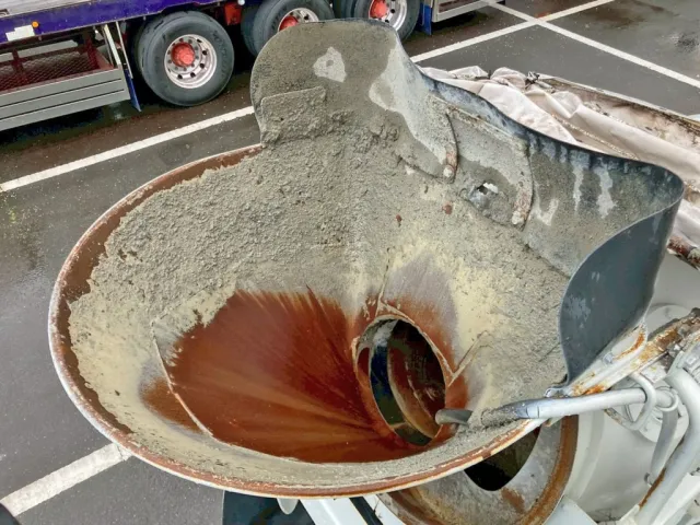 投入口の状態です。|いすゞ エルフ TPG-NKR85N(2WD)の写真14