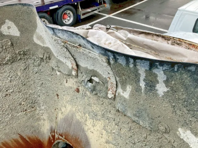 投入口のカバーに破れがあります。|いすゞ エルフ TPG-NKR85N(2WD)の写真15