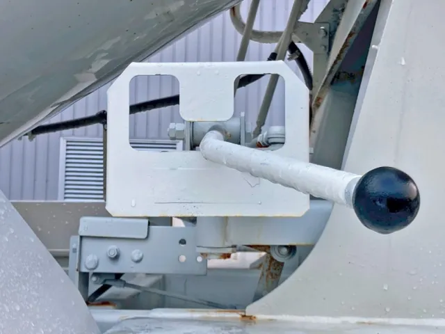 上物の操作レバーです。(助手席側)|いすゞ エルフ TPG-NKR85N(2WD)の写真27