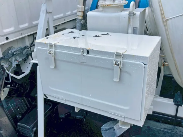 助手席側に工具箱が付いています。(上部に塗装剥がれがあります)|いすゞ エルフ TPG-NKR85N(2WD)の写真29