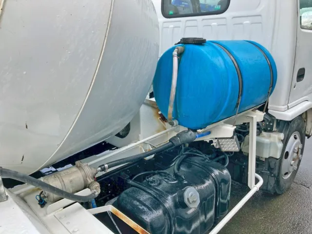 運転席側に水タンクが付いています。|いすゞ エルフ TPG-NKR85N(2WD)の写真30