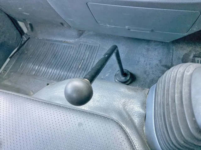 ドラムの投入⇔排出の切り替えレバーです。(キャビン内)|いすゞ エルフ TPG-NKR85N(2WD)の写真35