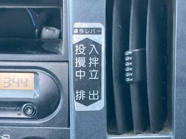 ドラムの投入攪拌⇔排出の操作説明図です。|いすゞ エルフ TPG-NKR85N(2WD)の写真36