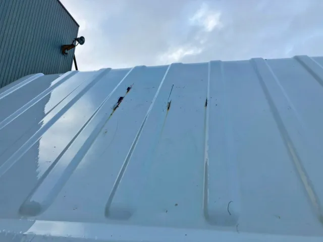 ルーフ中央部後方にキズ・サビがあります。|いすゞ エルフ TPG-NKR85N(2WD)の写真40