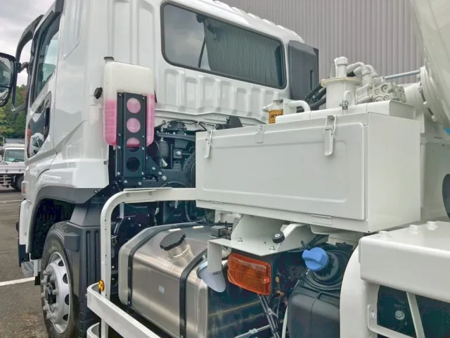 助手席側に工具箱が付いています。|三菱 スーパーグレート 2KG-FV80GXの写真17