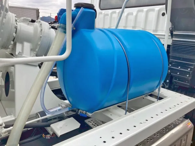 運転席側に水タンクが付いています。|三菱 スーパーグレート 2KG-FV80GXの写真18