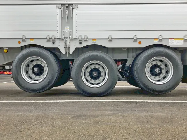 リフトアクスル機能付きです。(1・3軸目がリフトアップします)|トレクス  PFB34118の写真15