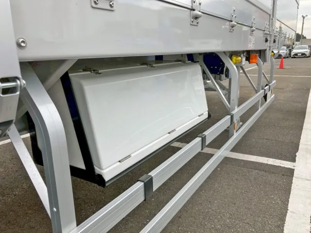 ボディー運転席側中央部に工具箱が付いています。|トレクス  PFB34118の写真21