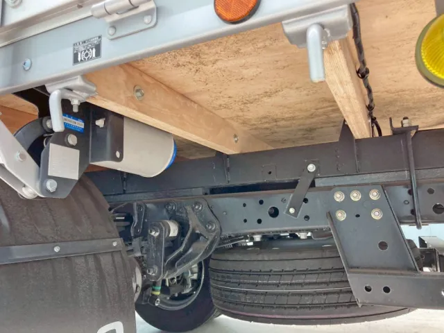 シャーシとネタの状態です。(縦ネタは鉄製・横ネタは木製です)|日野 デュトロ 2KG-XZU712M(2WD)の写真6