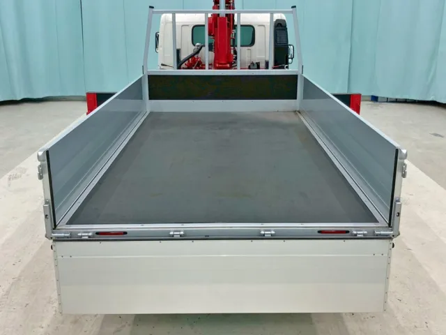 床は板張りです。|日野 デュトロ 2KG-XZU712M(2WD)の写真9