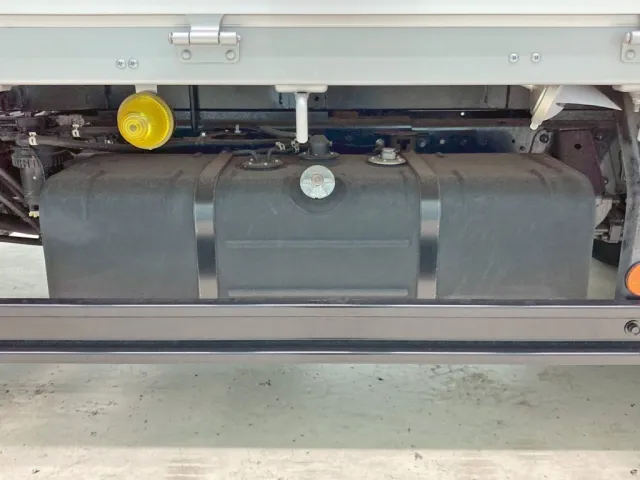 燃料タンクは100Lです。|日野 デュトロ 2KG-XZU712M(2WD)の写真17