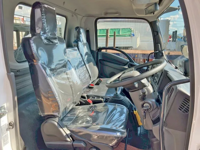 乗車定員は3名です。(ベッドレスキャビンです)|いすゞ フォワード 2RG-FRR90S4(2WD)の写真7