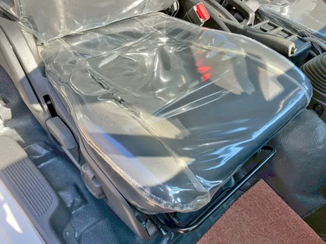 運転席座面のビニールカバーに破れがあります。|いすゞ フォワード 2RG-FRR90S4(2WD)の写真8